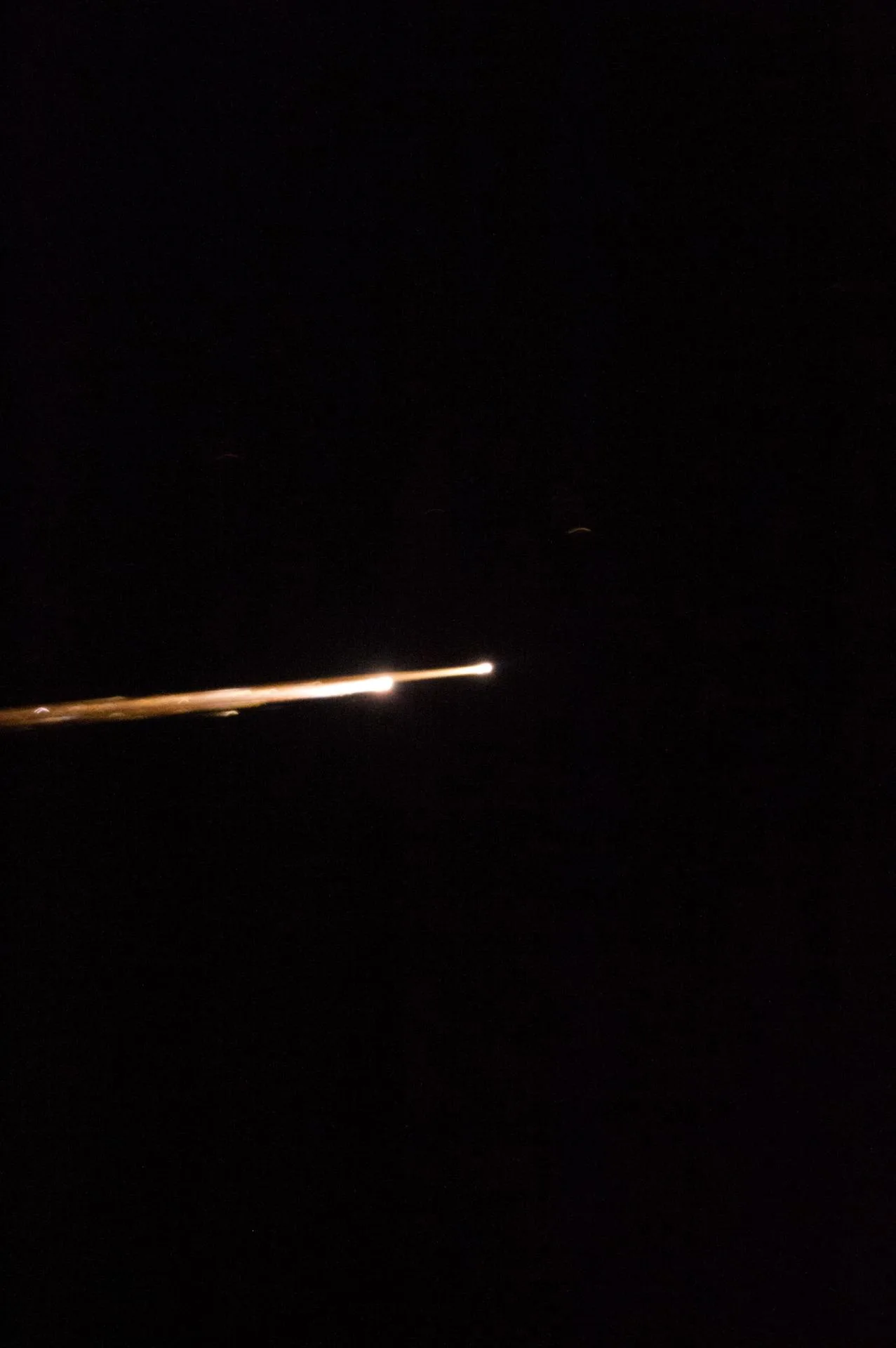 Bir Soyuz iniş kapsülü atmosfere girerken arkasında plazma izi bırakıyor (Soyuz TMA-05M, Kasım 2012). Soyuz 11'deki basınç kaybı, kapsülün servis modülünden ayrıldığı bu dönüş evresinin başında yaşanmıştı.