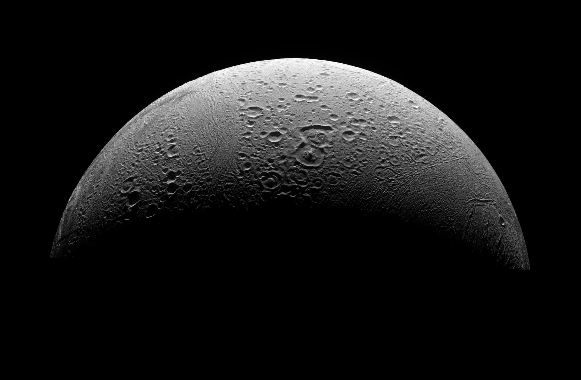 Cassini'nin görüntülerinden Enceladus'un kuzey kutup bölgesi: eski kraterli arazi ile genç, çatlaklı bölgelerin buluştuğu yüzey