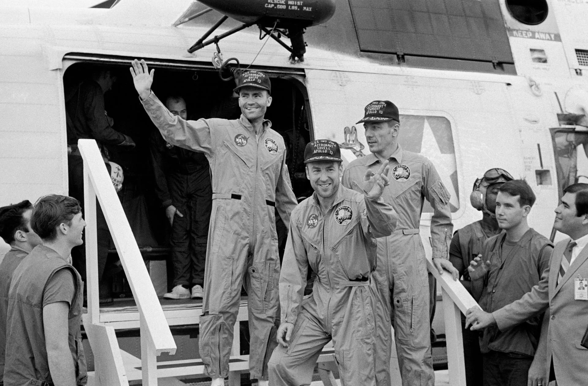 Apollo 13 mürettebatı Haise, Lovell ve Swigert, inişin ardından USS Iwo Jima'nın güvertesine adım atıyor