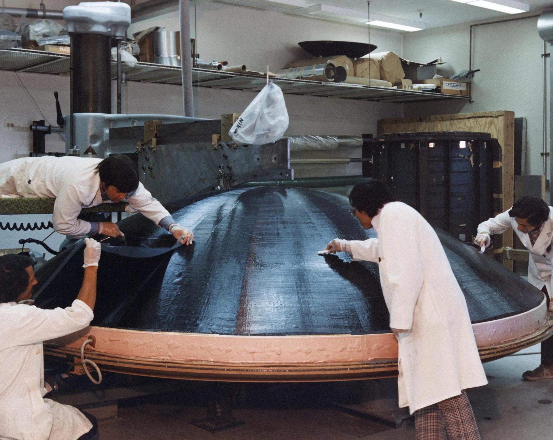 Mühendisler 29 Ekim 1975'te Voyager uzay araçlarından birinin yüksek kazançlı antenini yapıyor