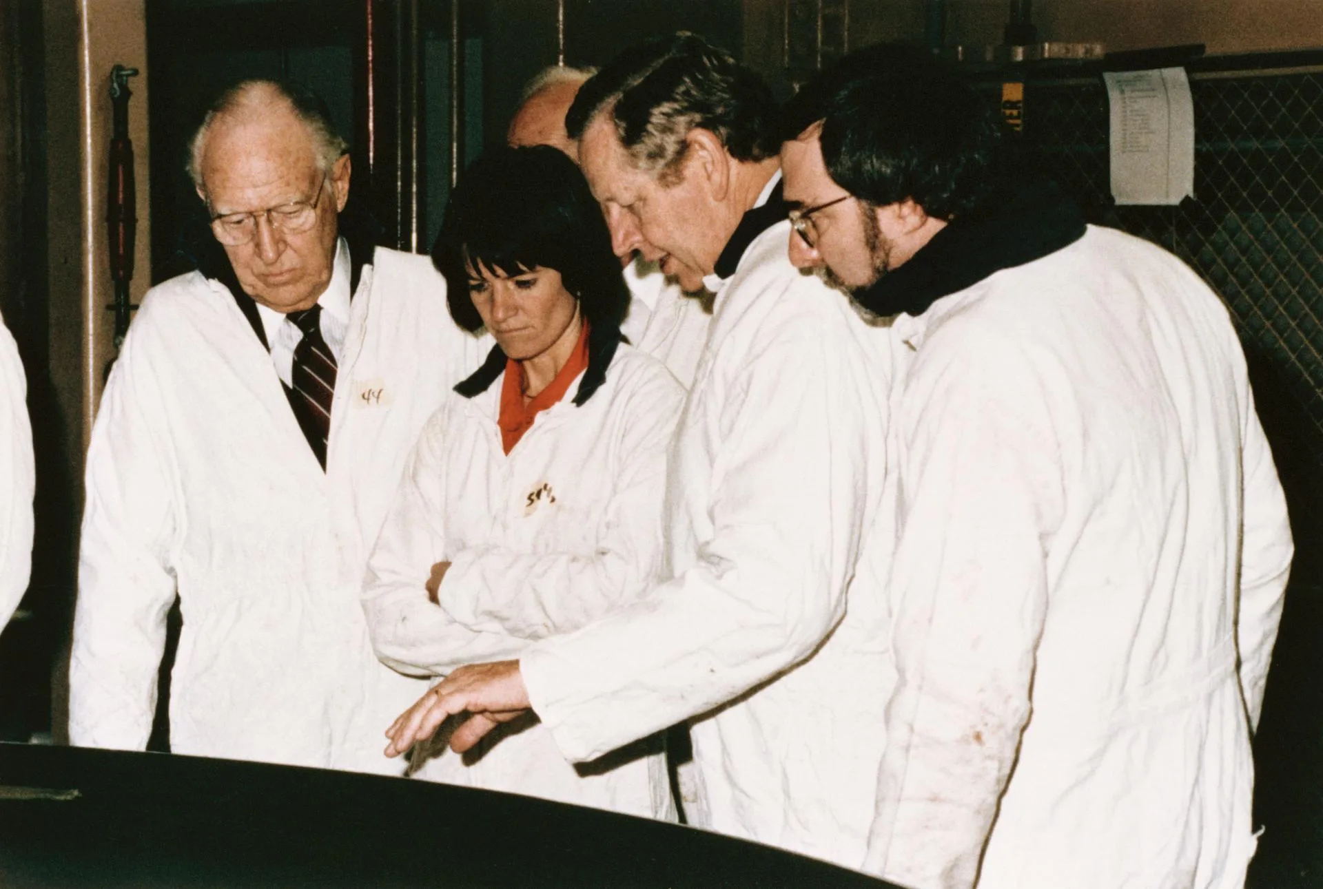 14 Şubat 1986: Kennedy Uzay Merkezi'nde katı yakıtlı roket iticisinin bir bölümü astronot Sally Ride'a ve komisyon başkanı William Rogers'a gösteriliyor