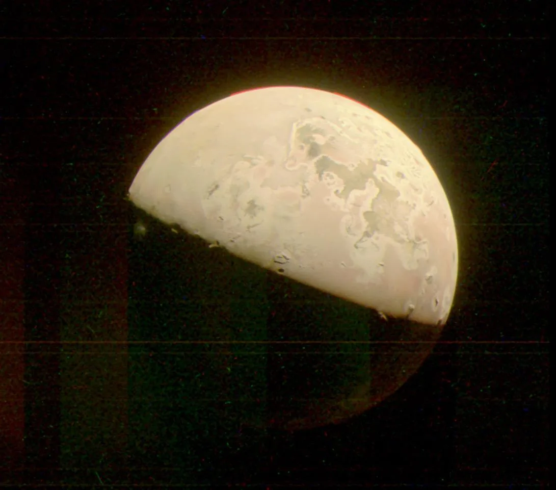 Juno'nun JunoCam kamerasıyla görüntülenen Io ve kenarından yükselen volkanik püskürme bulutu