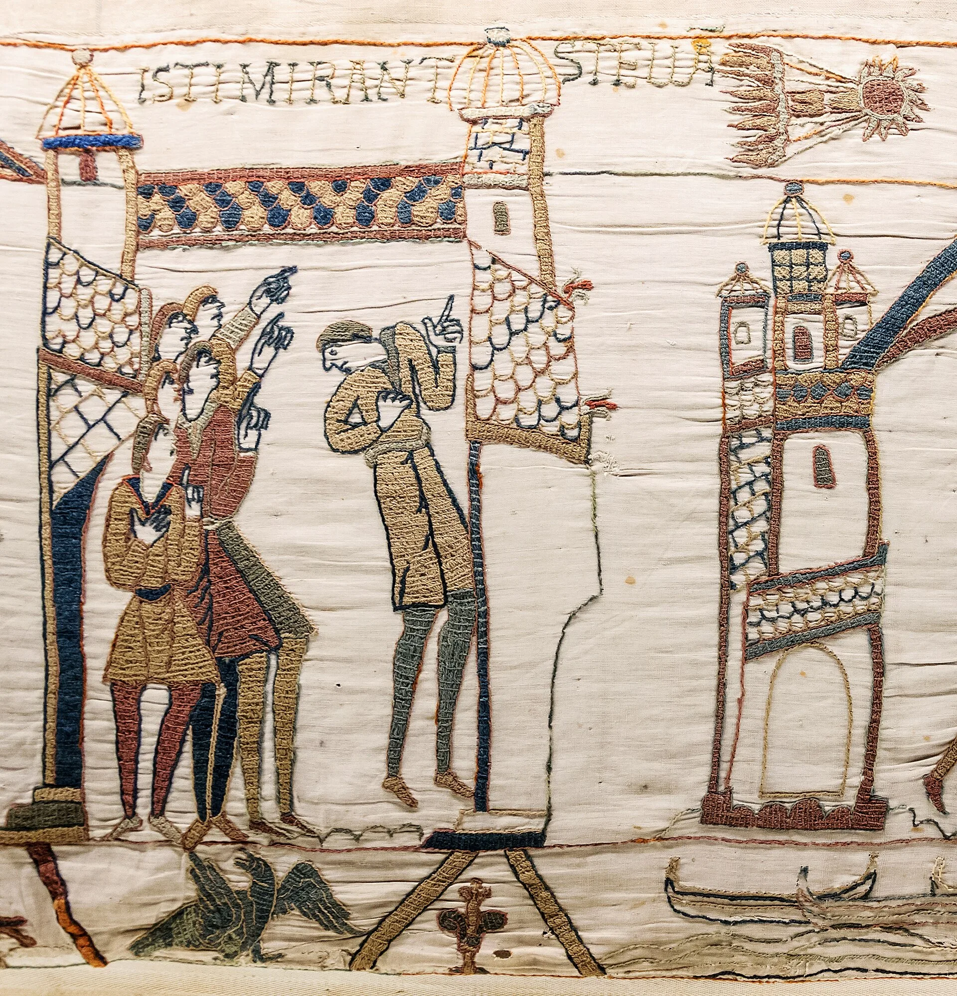 Bayeux Halısı'nın 32. sahnesi: 1066'daki Halley geçişine bakan figürler ve üstteki yazıt — "ISTI MIRANT STELLA" (Bunlar yıldıza hayretle bakıyor)