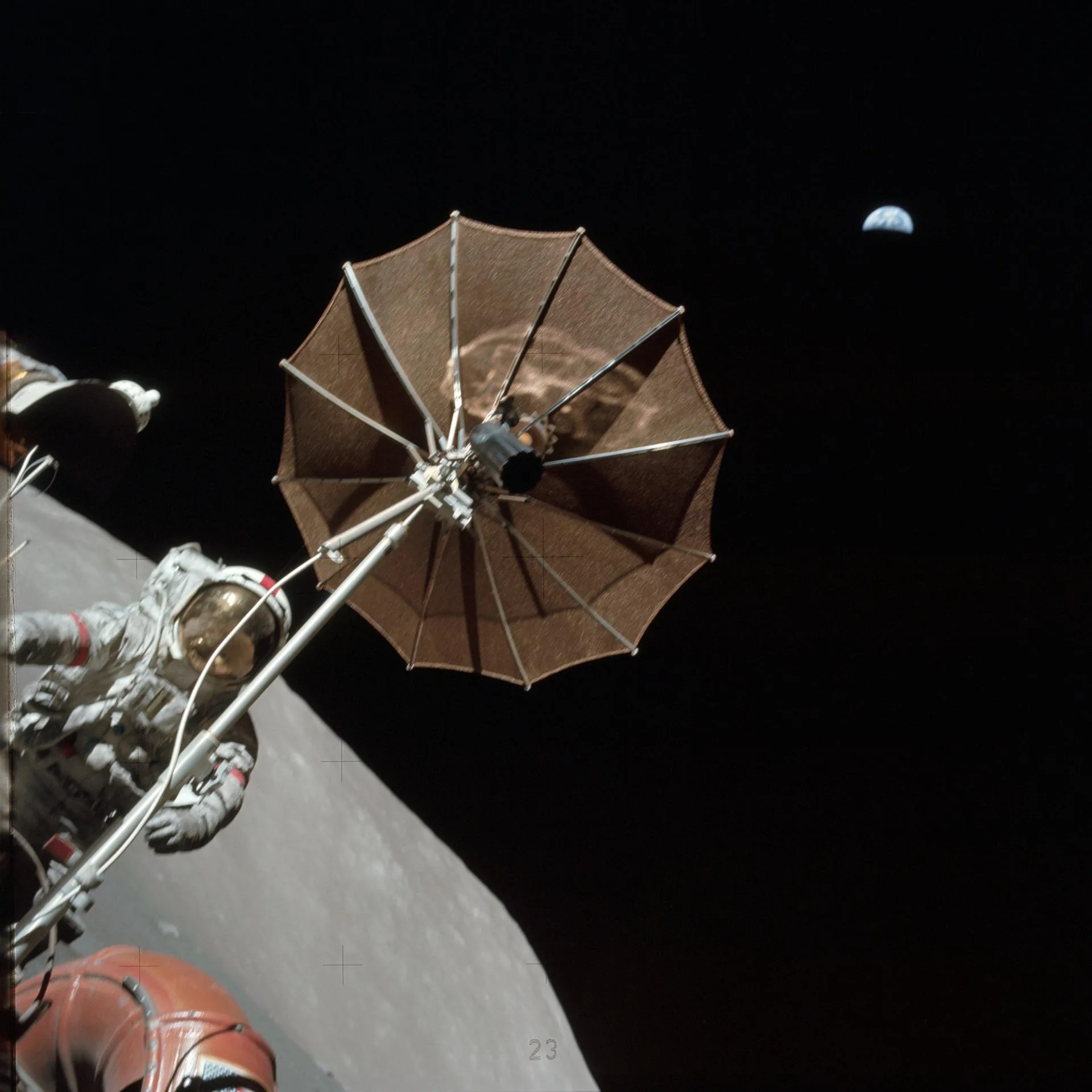 Apollo 17 Ay aracının yüksek kazançlı anteninin üzerinde, uzakta Dünya görünüyor (13 Aralık 1972).