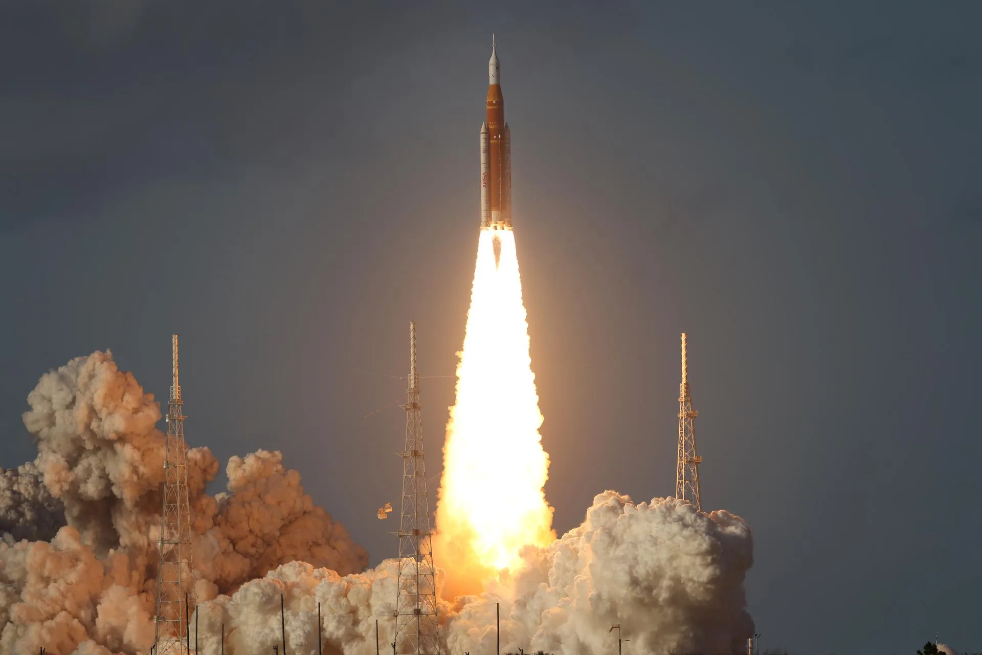 Artemis II, 1 Nisan 2026'da dört astronotu Ay'ın çevresine taşımak için havalanıyor. Doomsday'in kahramanları çoklu evrende savaşırken gerçek uzay yolculuğu da yeni bir döneme girdi.