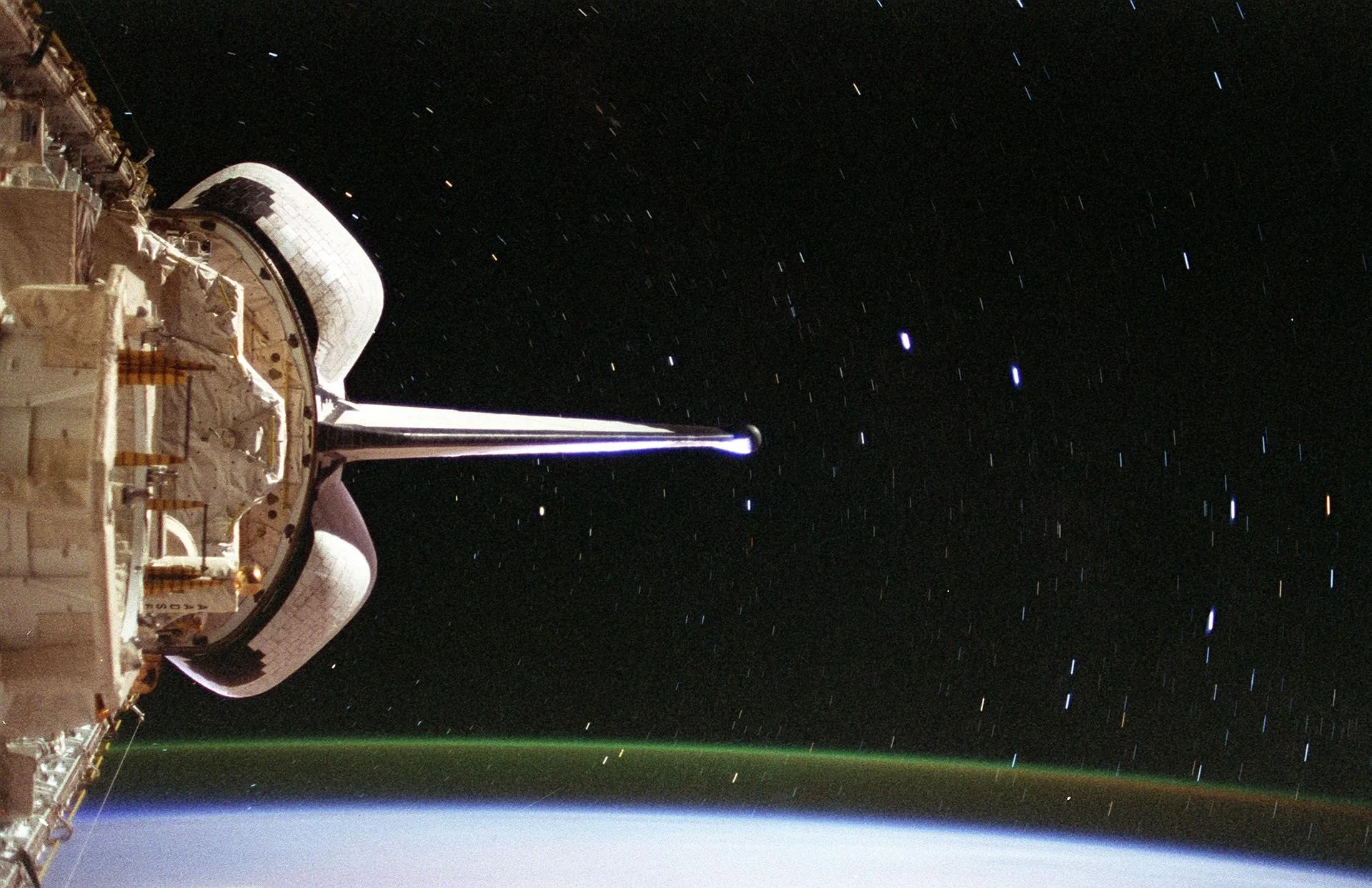 Columbia mekiğinin dikey kuyruğu ve arkada Güney Haçı takımyıldızı; NASA kaydına göre karede Alfa ve Beta Centauri de yer alıyor