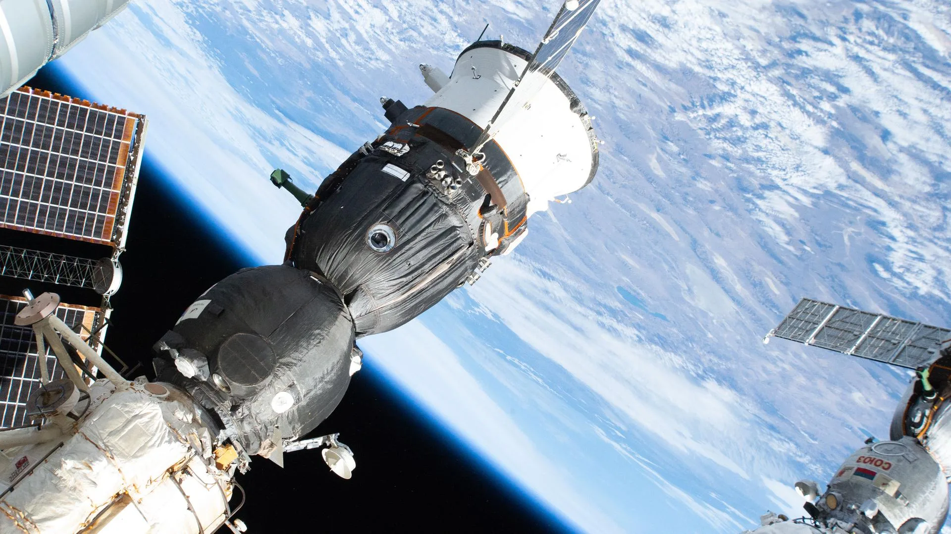 Soyuz MS-28 kapsülü, Aralık 2025'te Uluslararası Uzay İstasyonu'nun Rassvet modülüne kenetli. Ortadaki iniş kapsülü, mürettebatın Dünya'ya döndüğü tek bölümdür.