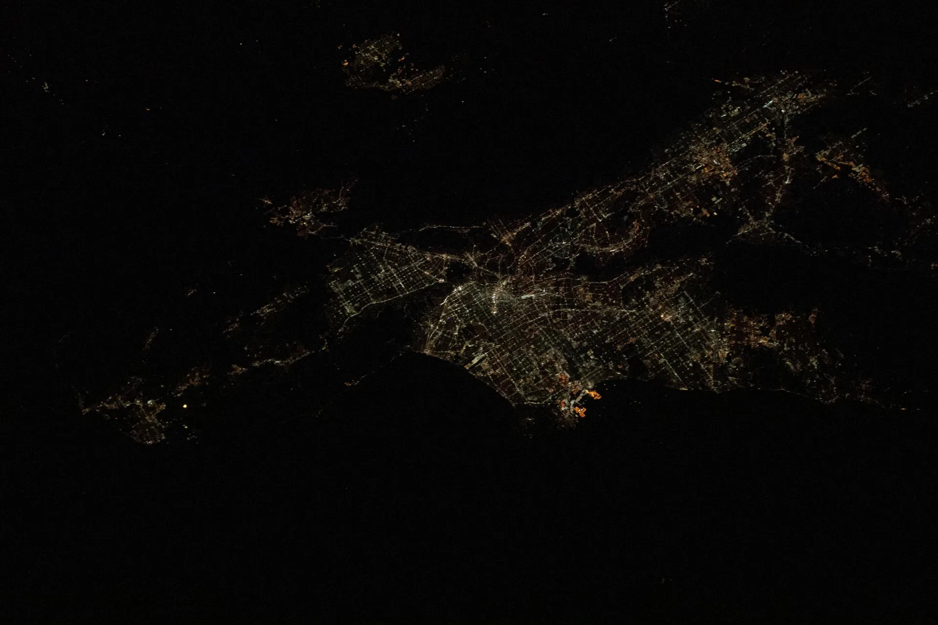 Uluslararası Uzay İstasyonu'ndan gece görünen Los Angeles. Fotoğraf, istasyon Pasifik Okyanusu üzerinde yaklaşık 414 kilometre yükseklikte yörüngedeyken çekildi.