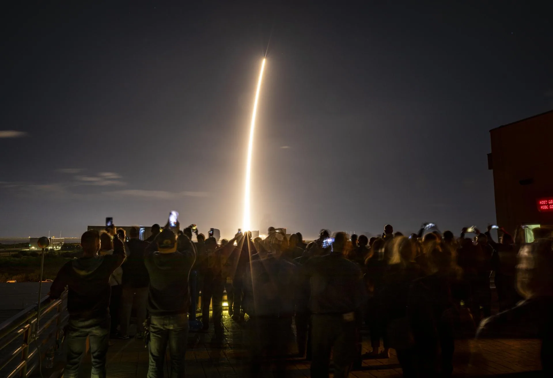 Solar Orbiter'ı taşıyan Atlas V roketi, 9 Şubat 2020 gecesi (yerel saatle) Cape Canaveral'daki 41. fırlatma rampasından yükselirken.
