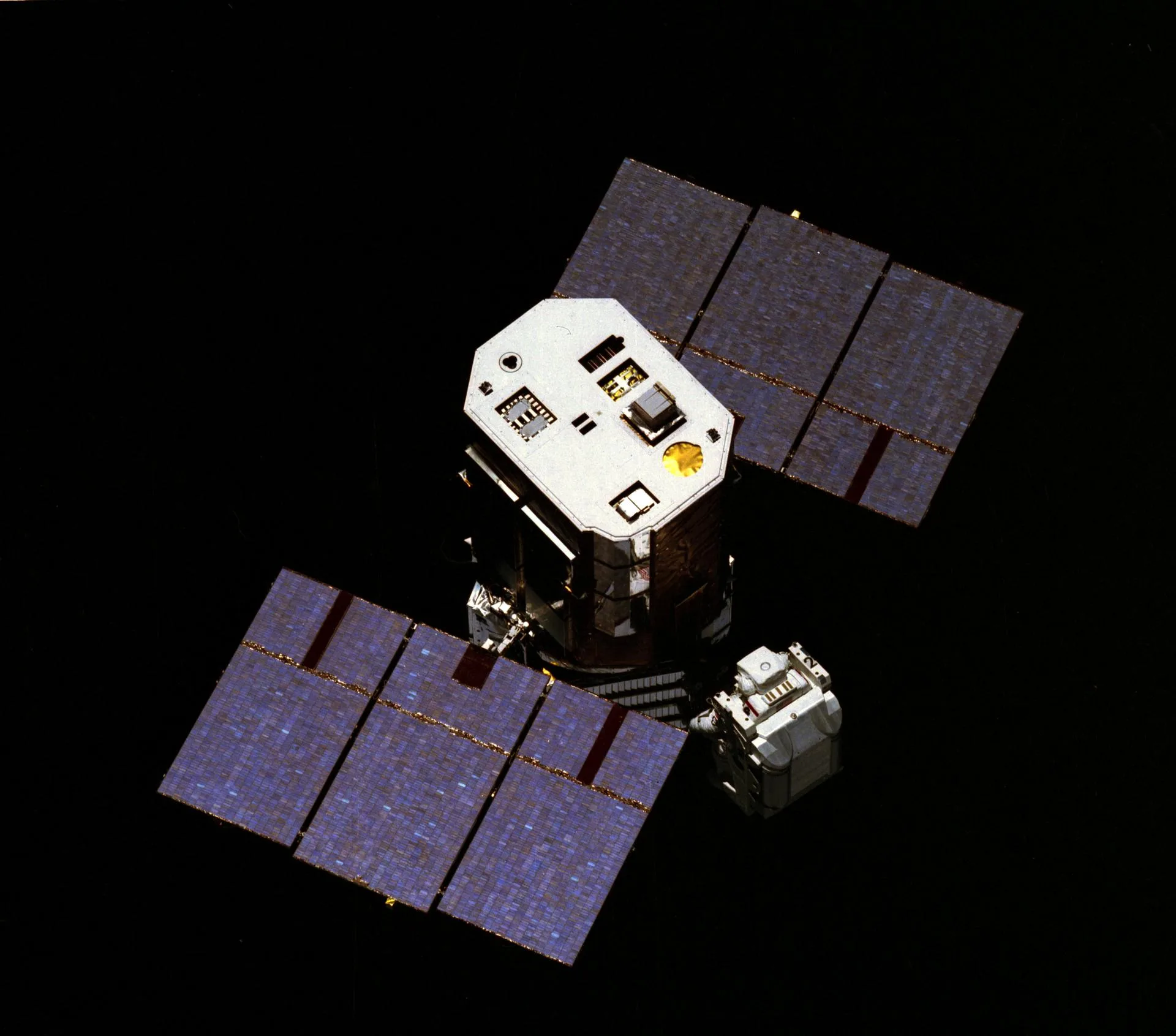 Nisan 1984'teki STS-41-C görevinde astronot George Nelson, arızalı Solar Max uydusunu yakalamaya çalışıyor. Bu girişim başarısız oldu, uydu sonunda mekiğin robot koluyla yakalandı. Görevin görüntüleri The Dream Is Alive belgeselinin temelini oluşturdu.
