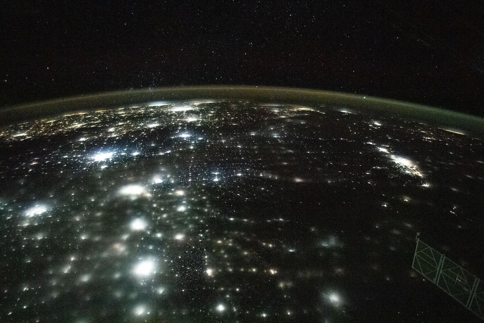 Uluslararası Uzay İstasyonu'ndan gece görünümü: Kuzey Amerika'nın şehir ışıkları ve atmosferin hava parıltısı