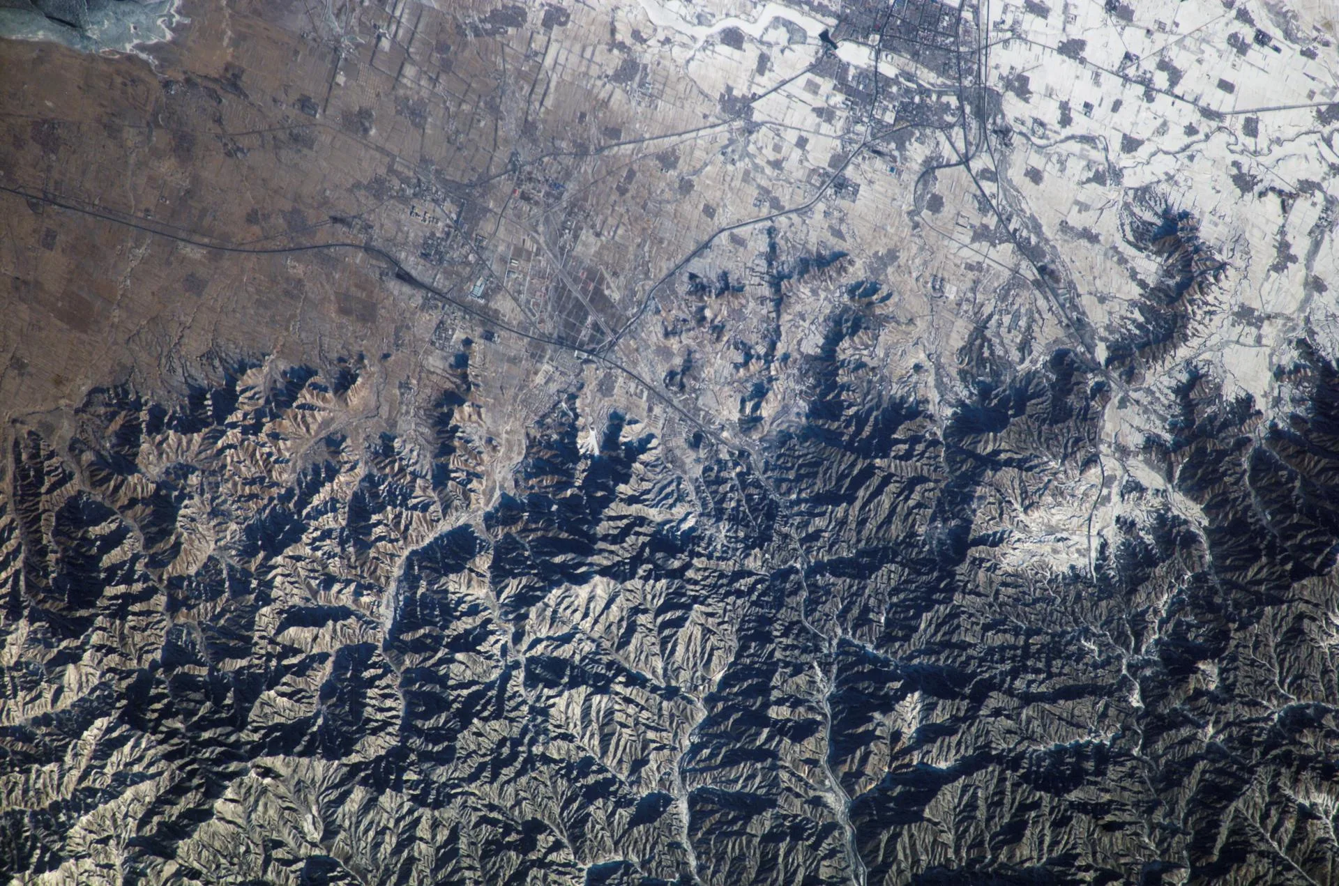 Uluslararası Uzay İstasyonu'nun 10. görev ekibinin 20 Şubat 2005'te çektiği, Çin Seddi'nin geçtiği İç Moğolistan bölgesi. Kar örtüsü, ince yapıları seçmeyi kolaylaştıran kontrastı sağlıyor.