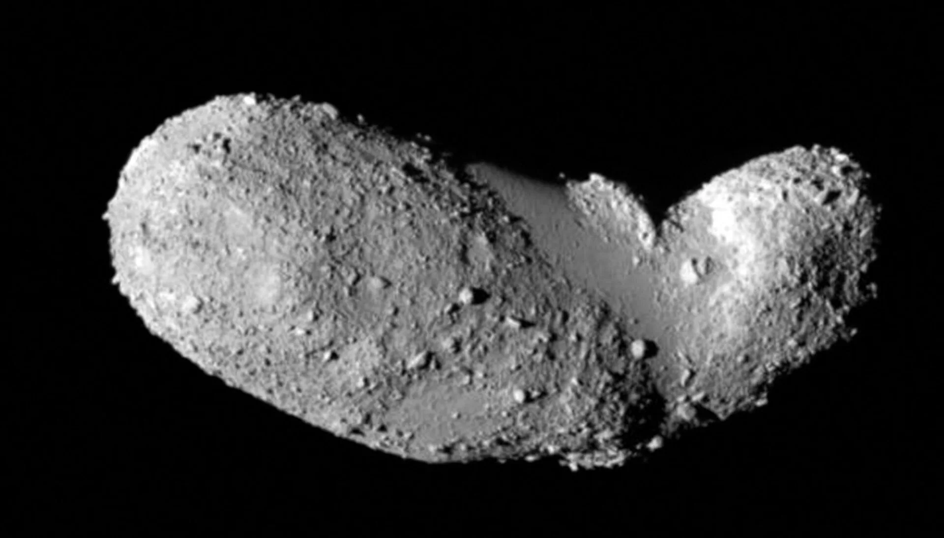 Hayabusa'nın görüntülediği 25143 Itokawa; fıstık biçimli bu moloz yığınından getirilen ~1.500 tanecik, asteroitlerle sıradan kondrit meteoritler arasındaki bağı doğruladı