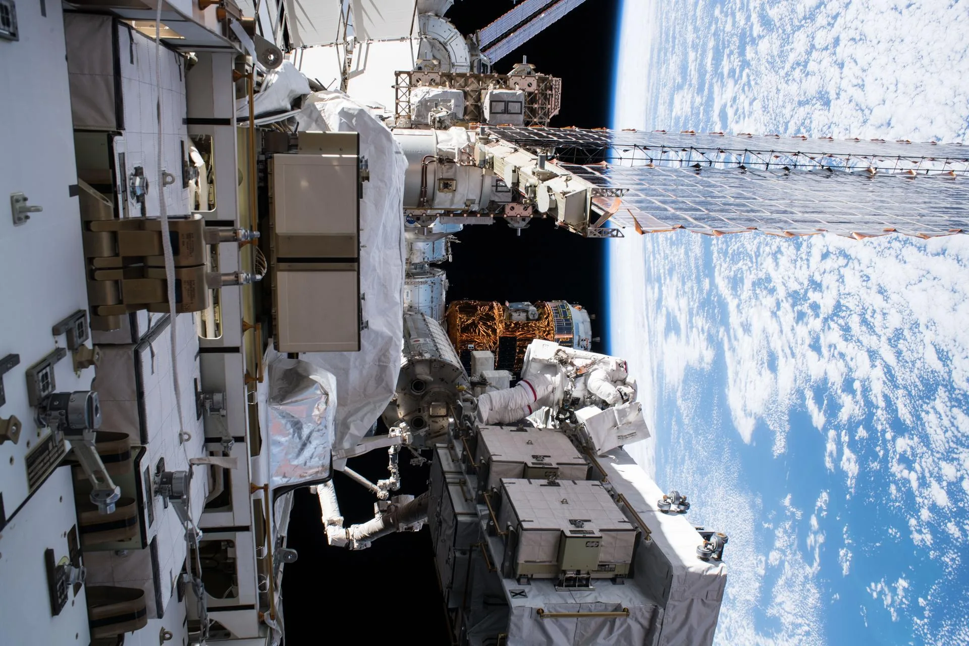 Uluslararası Uzay İstasyonu'nun dışında, Dünya'nın üzerinde çalışan bir astronot