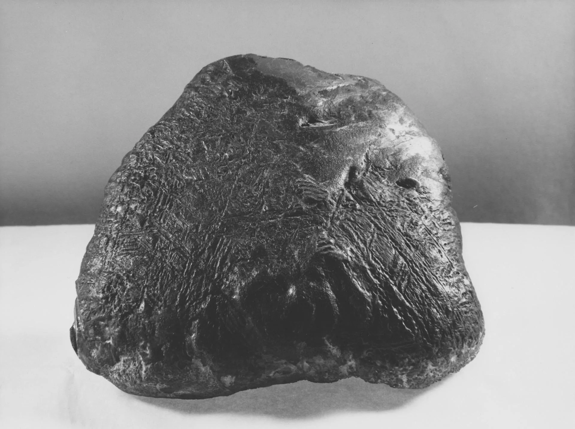 Teksas'ın Fort Stockton yakınlarında 1952'de bulunan demir-nikel göktaşı; yüzeyinde üçgen desenler görülüyor
