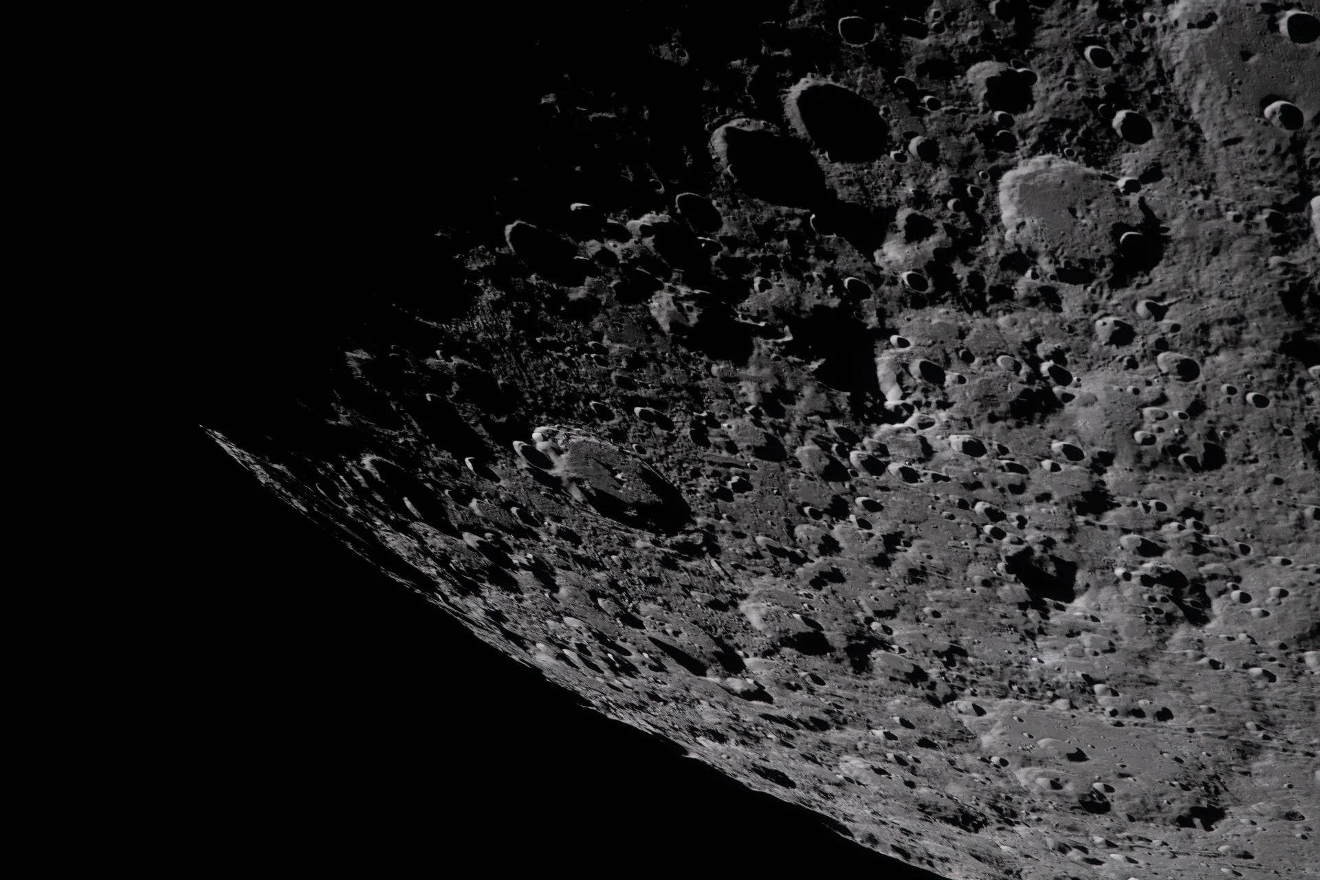 Artemis II astronotlarının fotoğrafladığı Güney Kutbu-Aitken havzasının doğu kenarındaki yoğun kraterli arazi. Görüntünün üst kısmında gece ile gündüzü ayıran gölgeli sınır görülüyor.