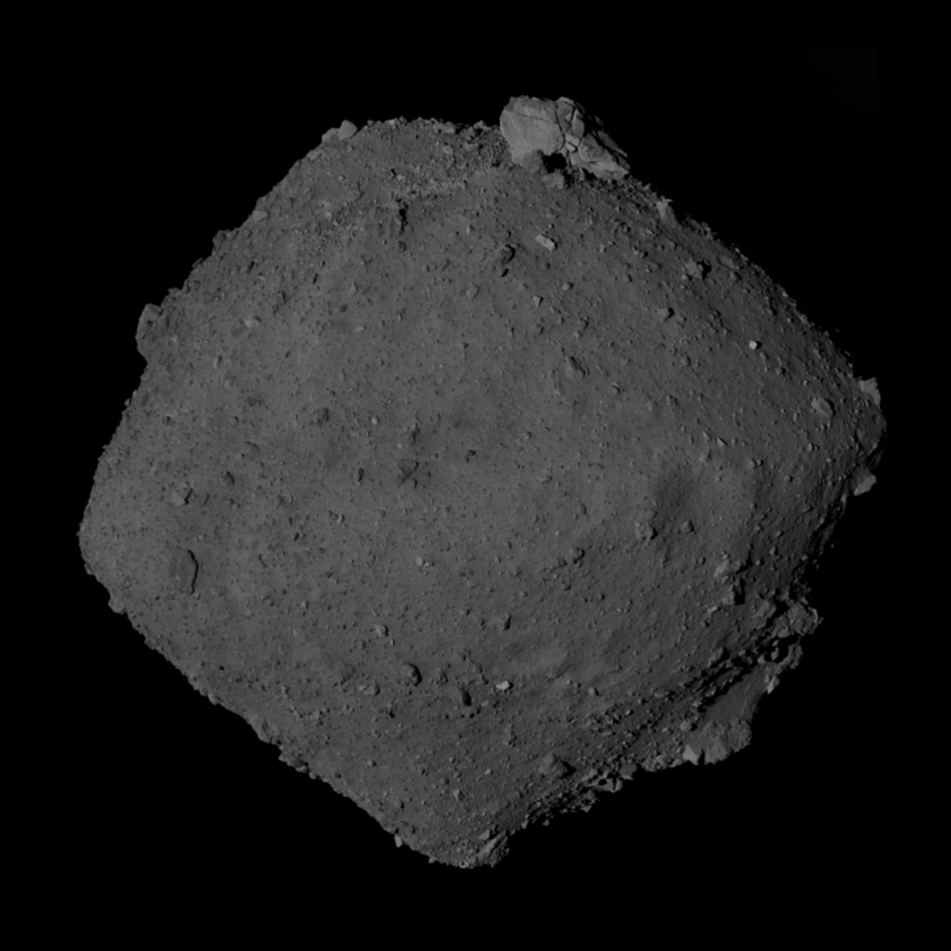 Hayabusa2'nin 11 Eylül 2018'de görüntülediği 162173 Ryugu; tepesi düzleşmiş topaç biçimi ve ekvator sırtı belirgin