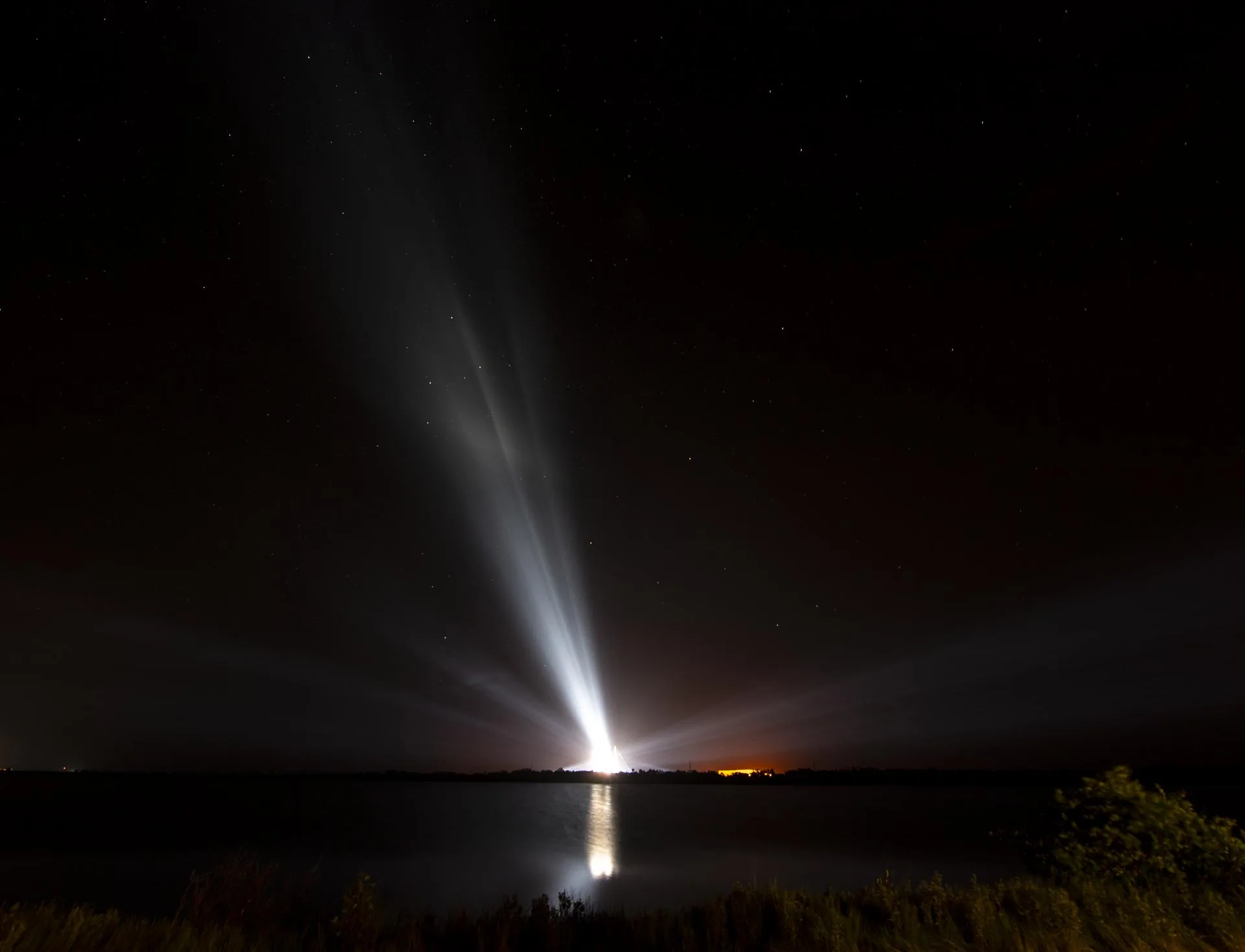Parker Solar Probe'u taşıyan Delta IV Heavy roketi, 11 Ağustos 2018'de Cape Canaveral'daki 37. fırlatma rampasında, fırlatmadan önce ışıklandırılmış hâlde.