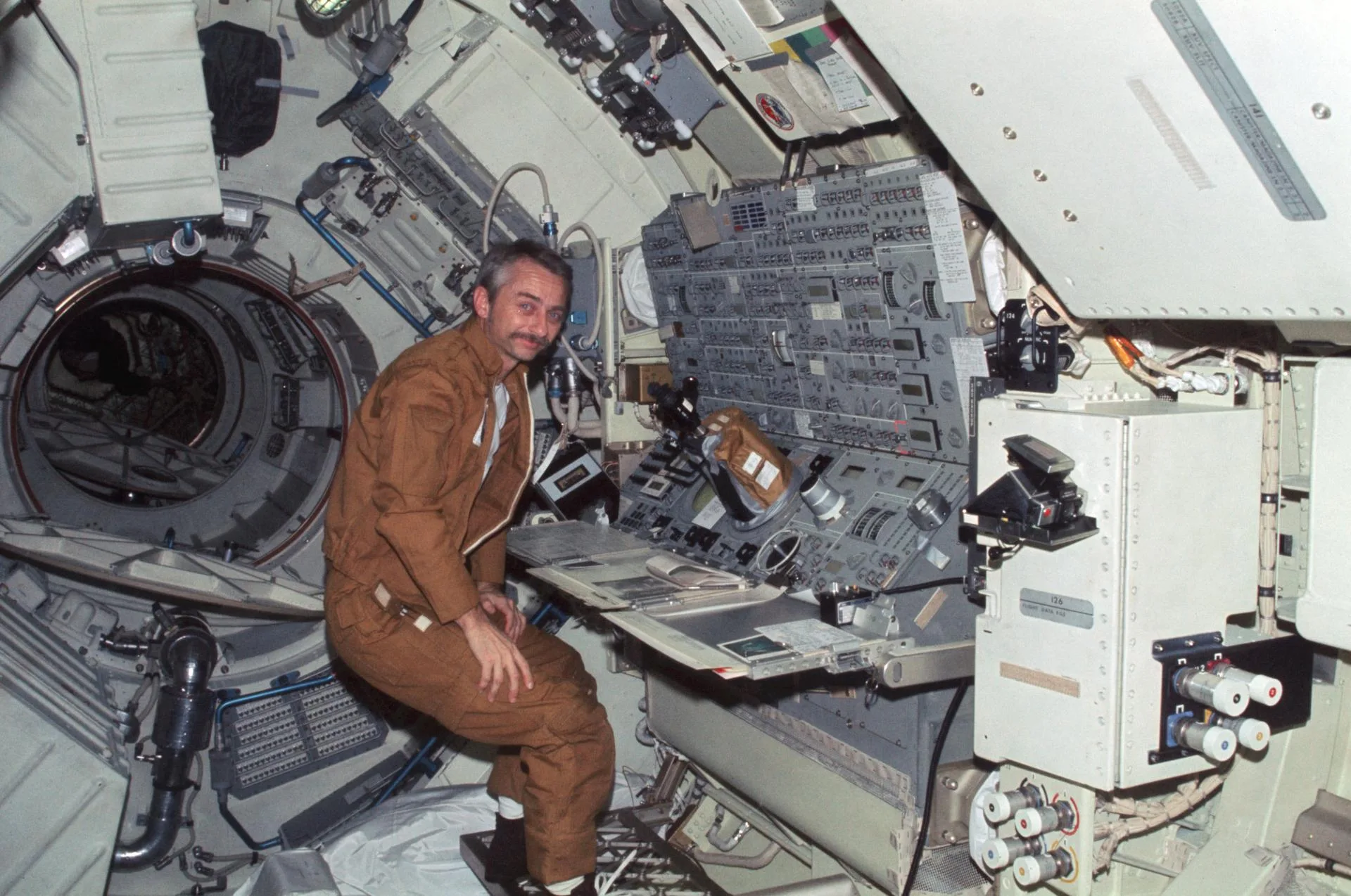 Skylab 3 ekibinden Owen Garriott, Güneş teleskoplarının yönetildiği Apollo Teleskop Bağlantısı denetim masasında