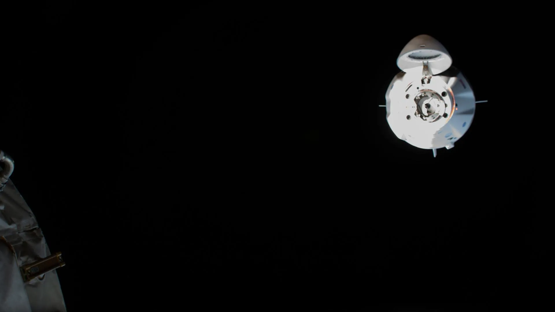 Crew Dragon Resilience kapsülü, Kasım 2020'de Uluslararası Uzay İstasyonu'na kenetlenmek üzere yaklaşıyor. Kapsülün arkasındaki gövde bölümü her uçuşta yenilenir.