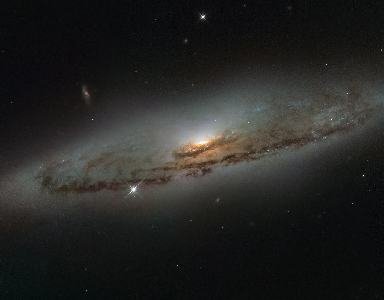 Başak takımyıldızı yönünde, 65 milyon ışık yılı uzaktaki sarmal galaksi NGC 4845. Büyük Yırtılma senaryosunda bu tür galaksiler, son aşamadan 60 milyon yıl önce dağılır.
