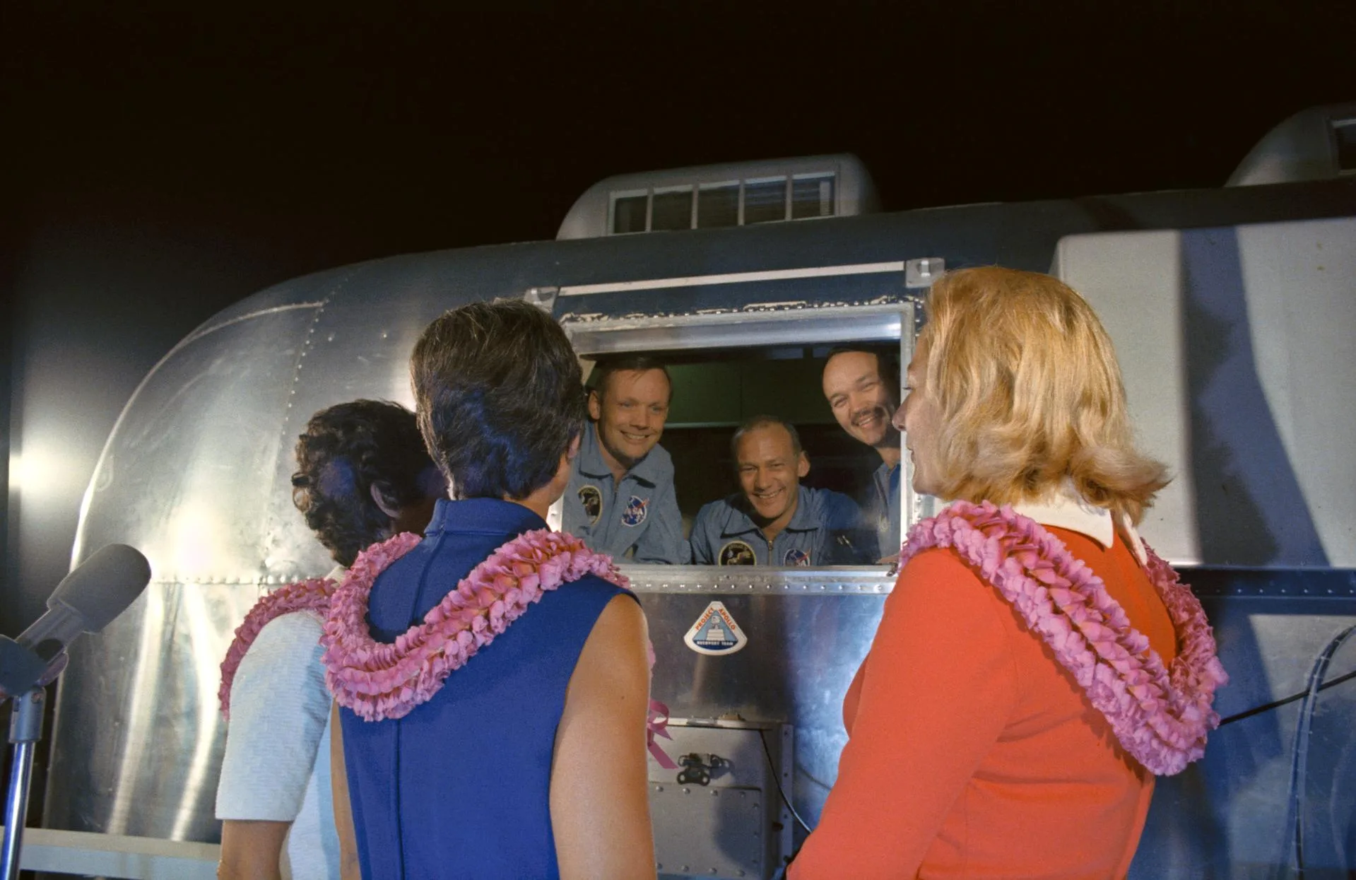 Apollo 11 astronotları, Ay dönüşü 21 günlük karantinadayken Mobil Karantina Tesisi'nin penceresinden eşleriyle görüşüyor (1969)