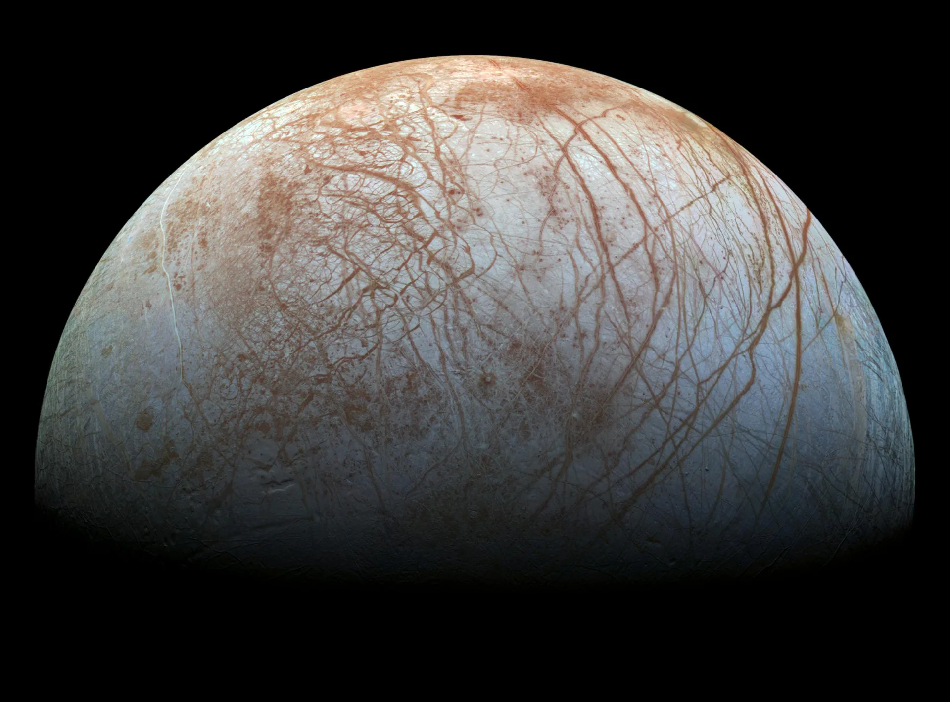 Galileo uzay aracının 1990'ların sonunda çektiği görüntülerden yeniden işlenmiş renkli Europa görünümü: çatlaklar ve kızılımsı çizgiler