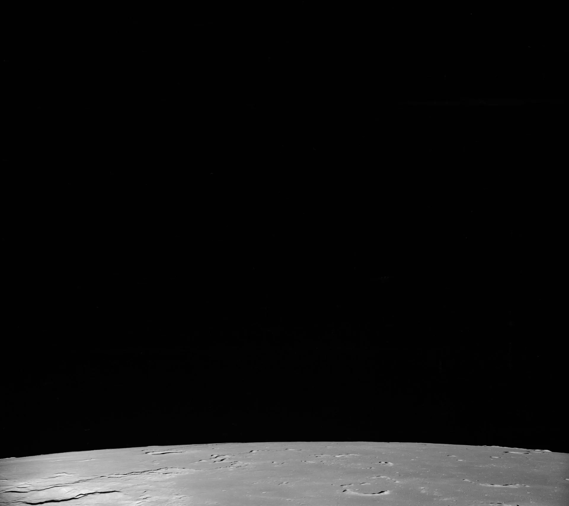Apollo 8 astronotlarının Aralık 1968'de Ay yörüngesinden çektiği Sükûnet Denizi manzarası; düşük açılı Güneş ışığı yüzeydeki kabartıları belirginleştiriyor