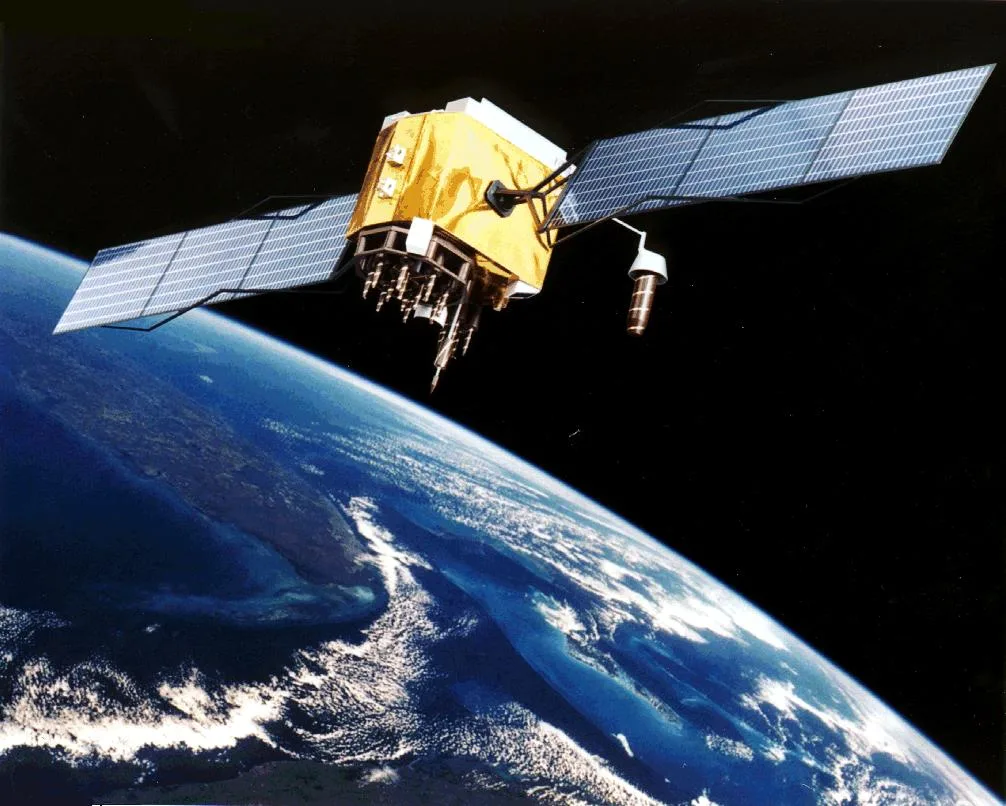 Yörüngedeki bir GPS Blok IIF uydusunun temsilî çizimi