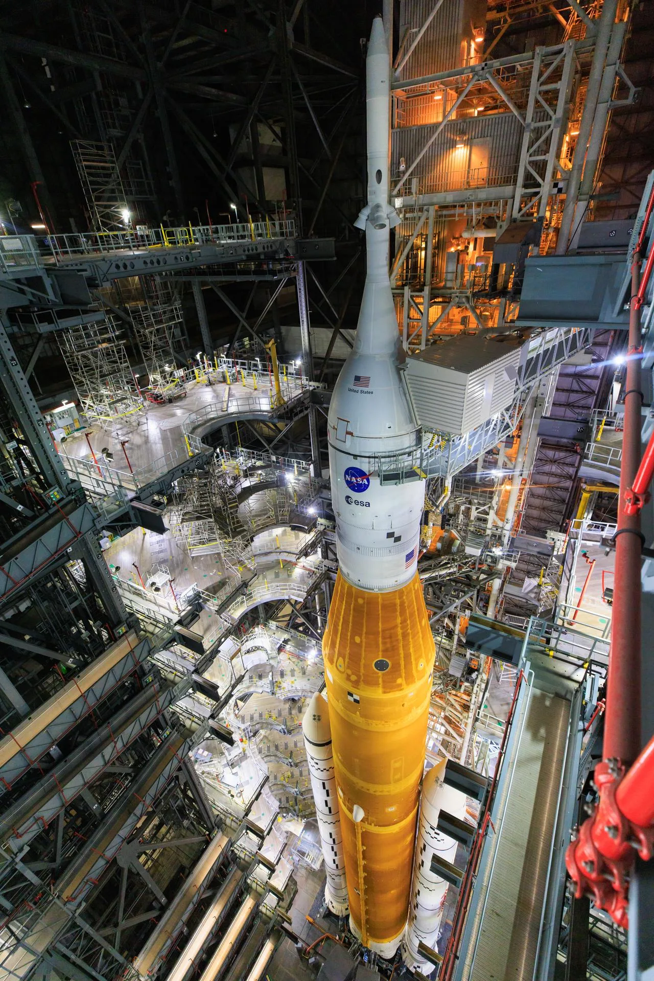 NASA'nın Space Launch System roketi ve Orion kapsülü, Artemis I görevi öncesinde Kennedy Uzay Merkezi'nde fırlatma rampasına taşınırken
