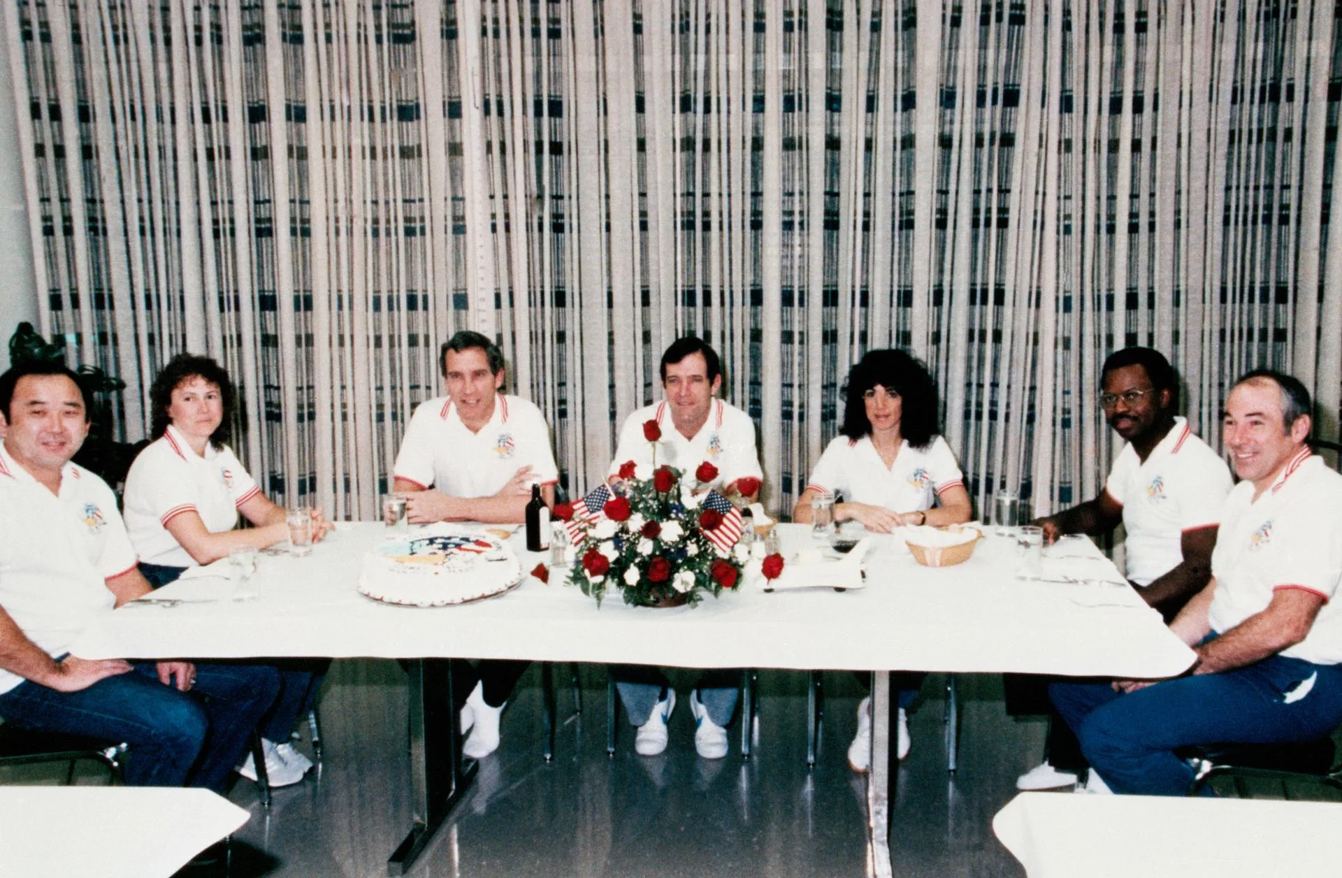 STS-51-L mürettebatı 28 Ocak 1986 sabahı, fırlatmadan önceki kahvaltıda. Soldan sağa: Ellison Onizuka, Christa McAuliffe, Michael Smith, Dick Scobee, Judith Resnik, Ronald McNair ve Gregory Jarvis
