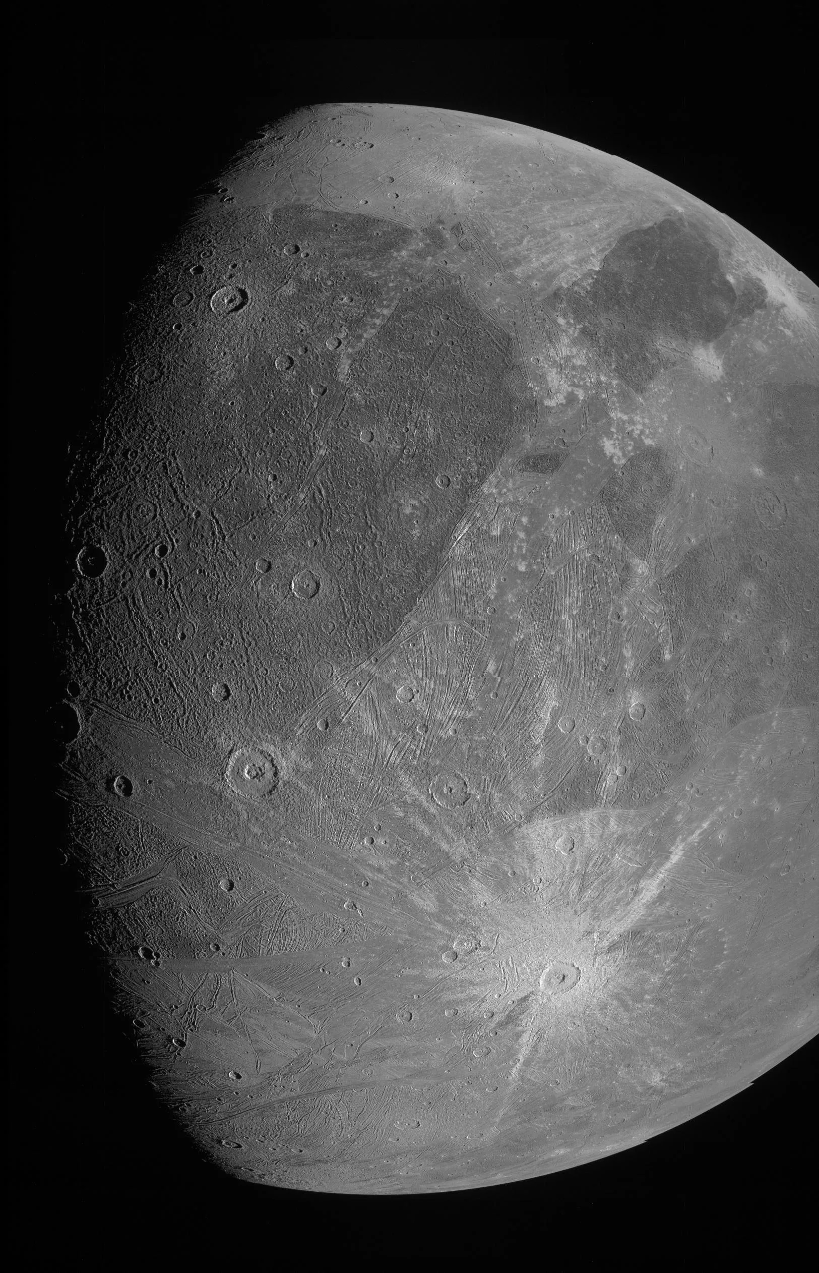 Juno'nun 7 Haziran 2021'deki yakın geçişinde, yüzeyin yaklaşık 1.038 km yakınından JunoCam ile çekilen Ganymede
