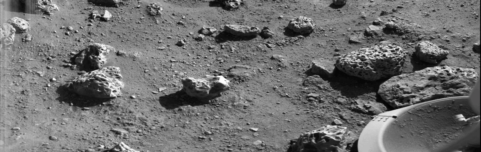 Viking 2 iniş aracının 3 Eylül 1976'da Mars yüzeyinden gönderdiği ilk fotoğraf.