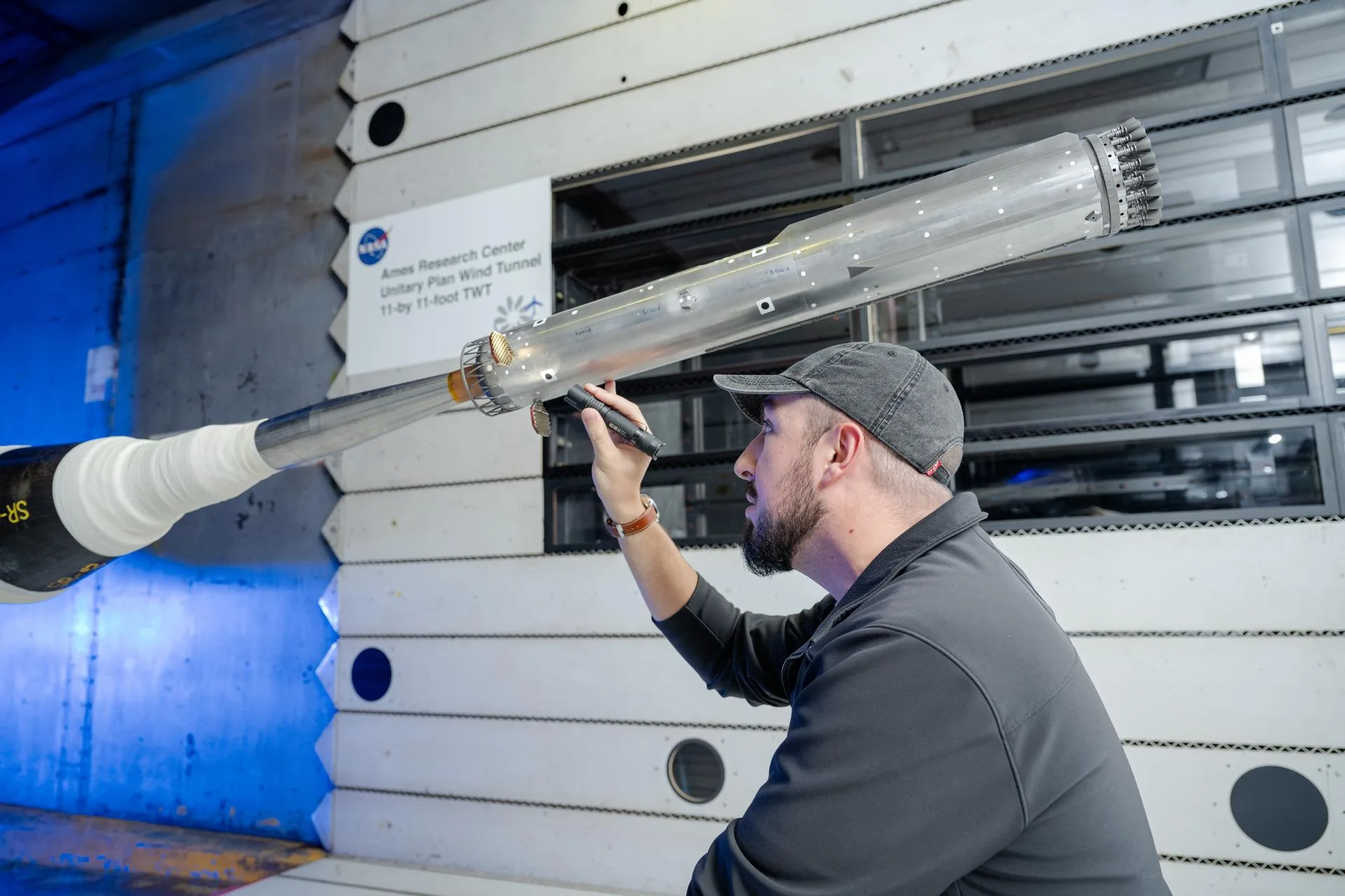 SpaceX'in Super Heavy Version 3 iticisinin yüzde 1,2 ölçekli modeli, NASA Ames Araştırma Merkezi'nin rüzgâr tünelinde atmosfere giriş koşullarında sınanıyor (2025).