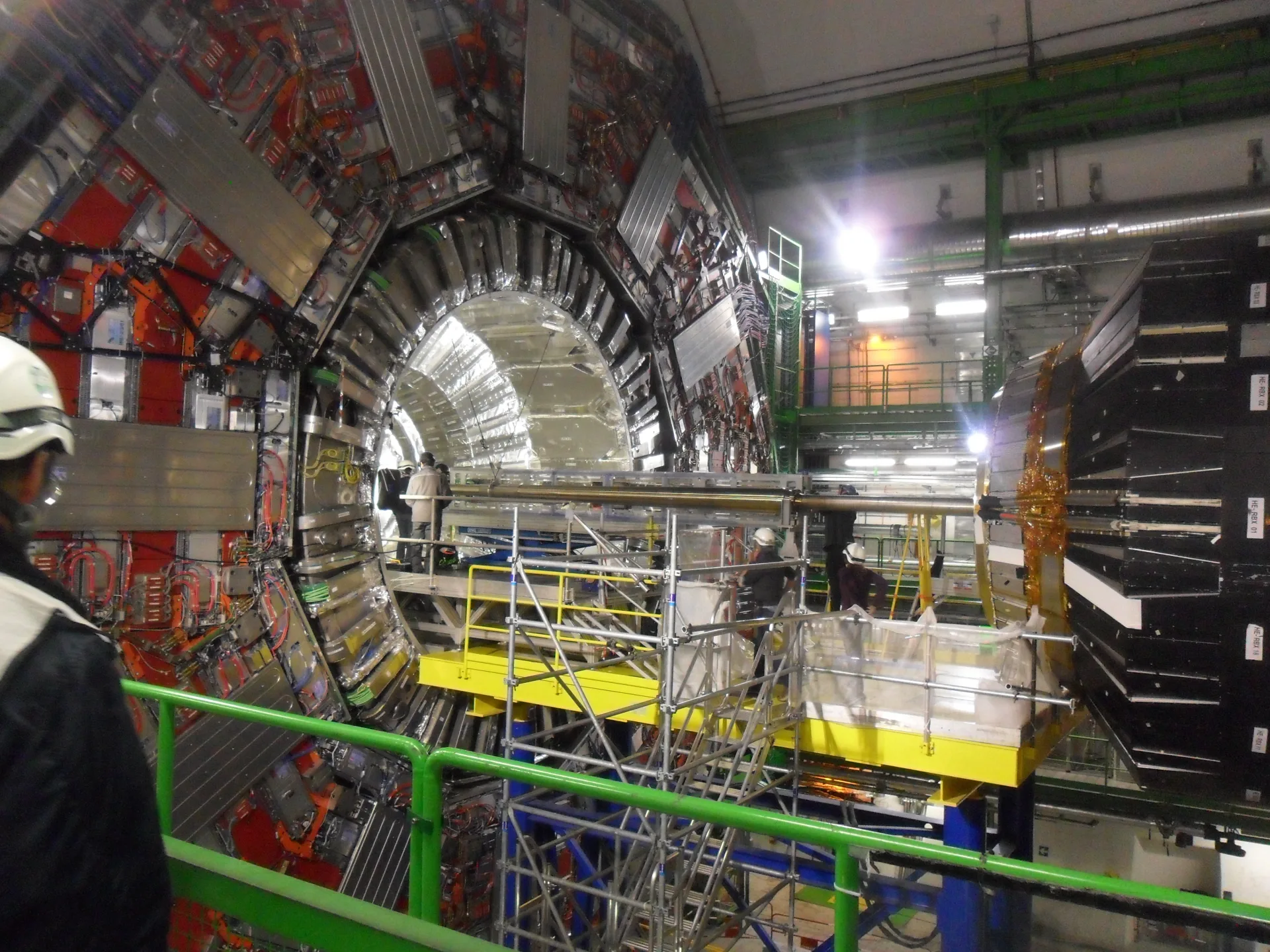 CERN'deki Büyük Hadron Çarpıştırıcısı'nın CMS dedektörü, 2014. Higgs bozonunun kütlesi bu ve benzeri dedektörlerde ölçüldü.