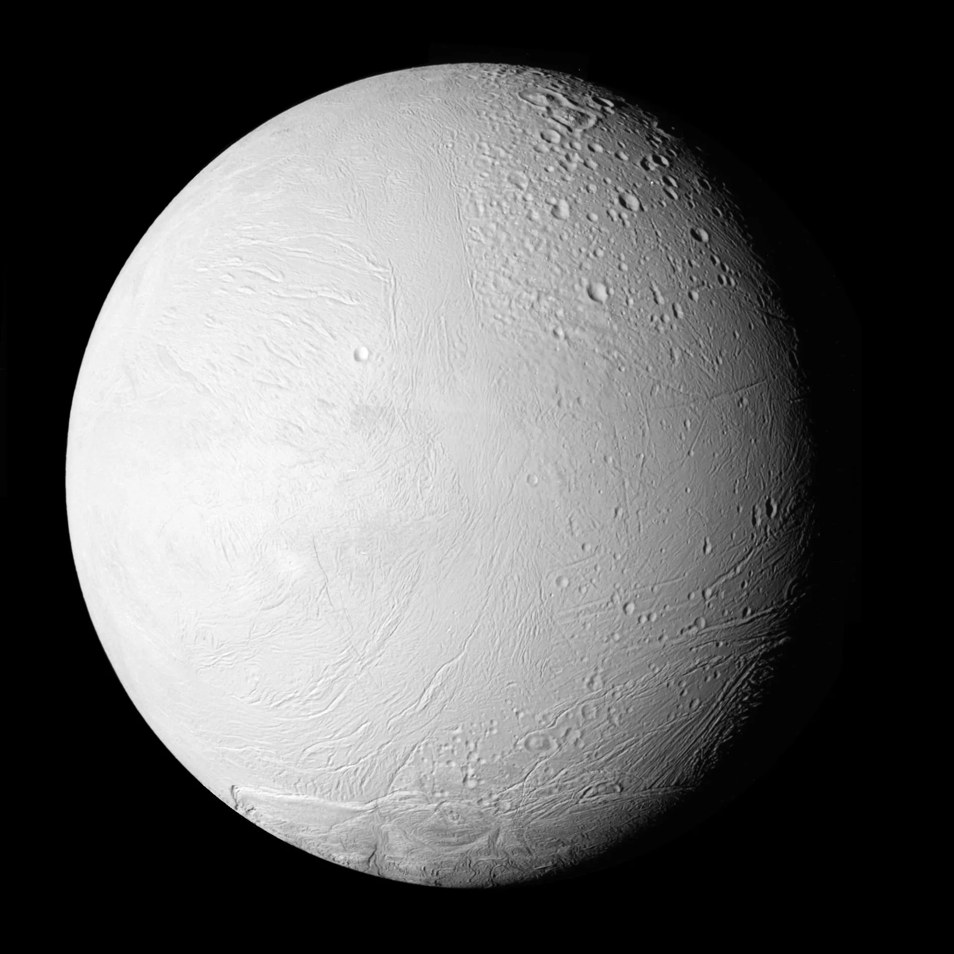 Cassini'nin görüntülerinden Enceladus'un öncü yarıküresi: çatlaklar ve kıvrımlı buz arazisi
