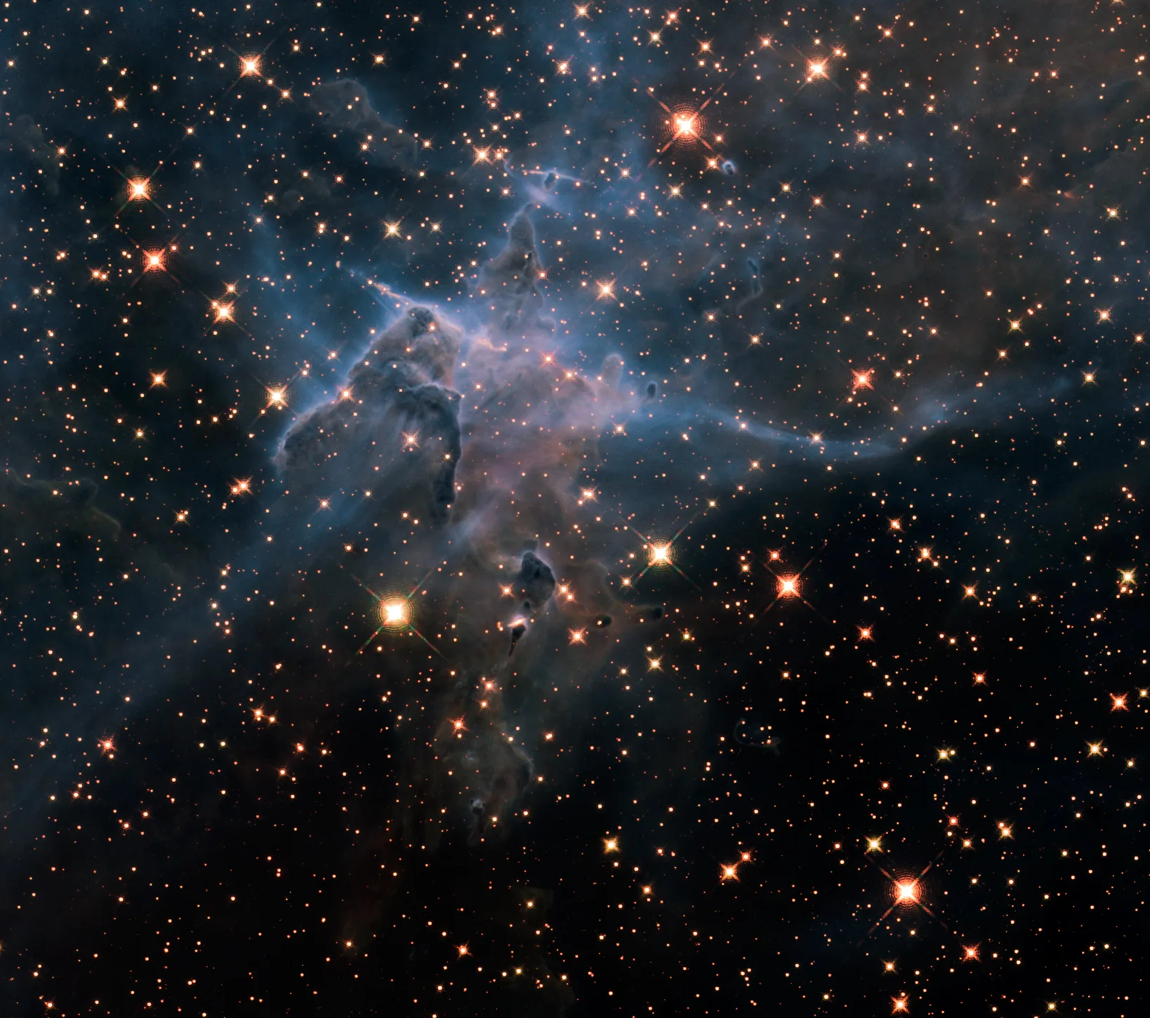 Hubble Uzay Teleskobu'nun kızılötesi ışıkta çektiği, Karina Bulutsusu'ndaki gaz ve toz sütunu