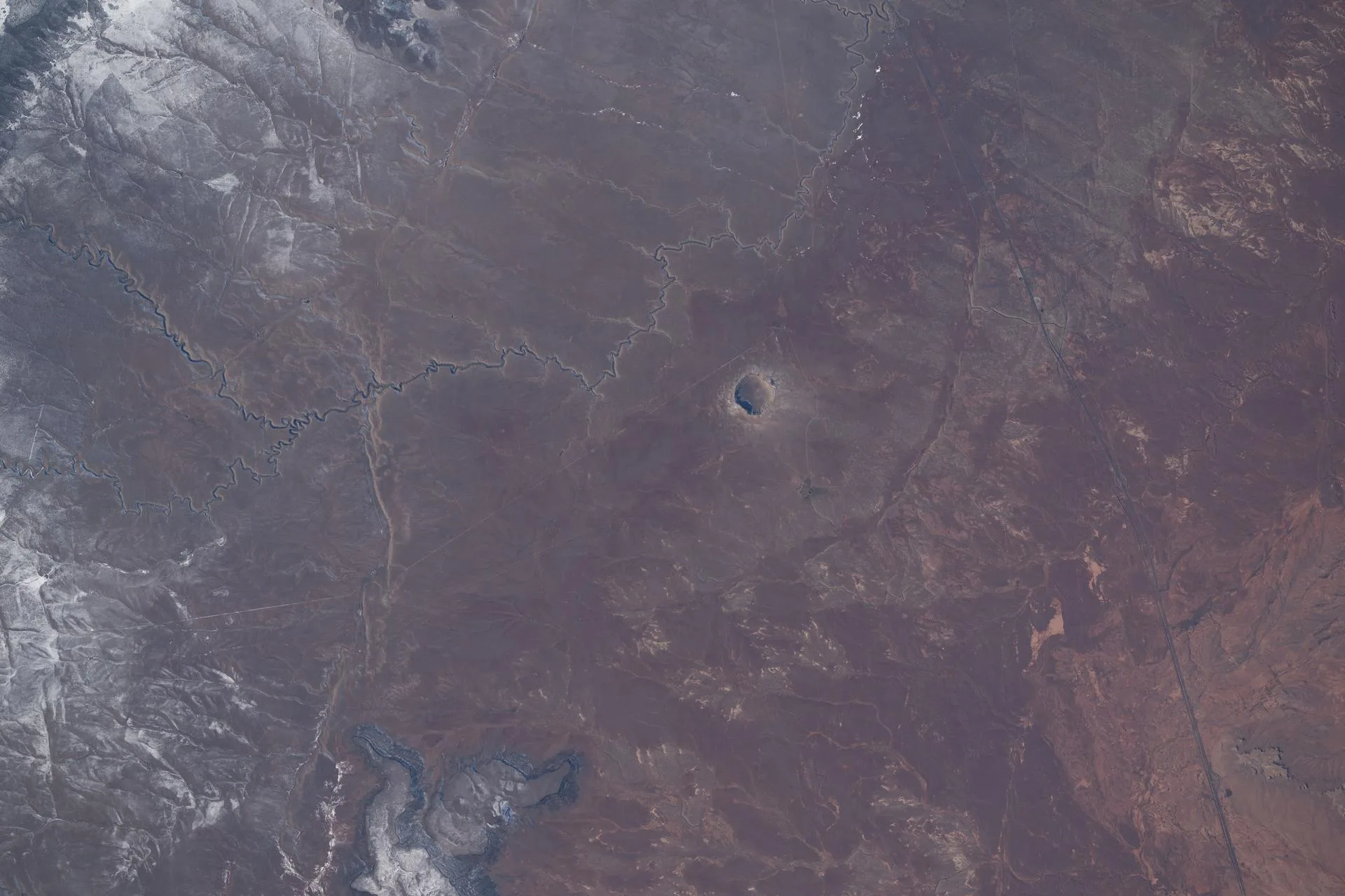 Uluslararası Uzay İstasyonu'ndan görülen Arizona'daki Meteor Krateri; yaklaşık 50 bin yıl önceki bir göktaşı çarpmasının izi