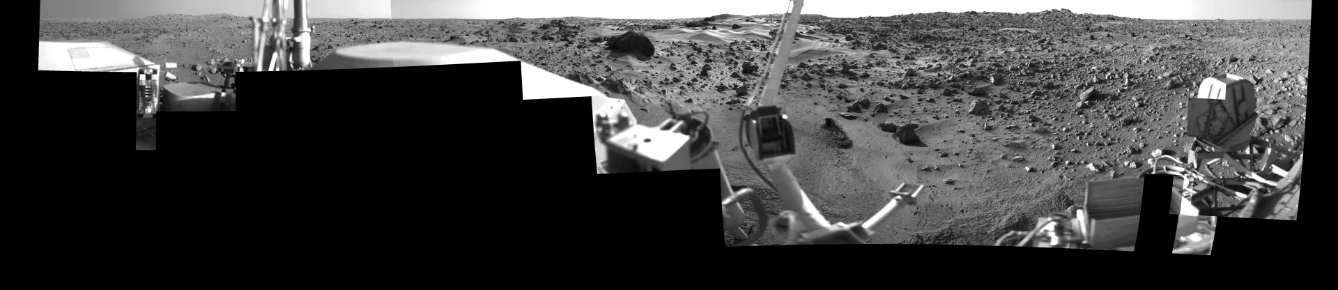Viking 1 iniş aracının kamerasıyla Chryse Planitia'da sabah saatlerinde çekilen panorama; önde aracın kendi parçaları görülüyor